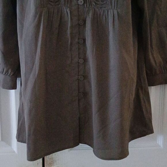 Banana Republic Factory silky feel button down blouse Sz L NWOT - Picture 2 of 6
